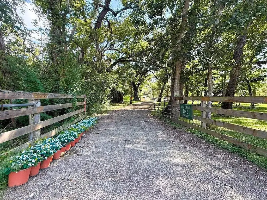 209 River Road, Angleton, TX 77515 - #1