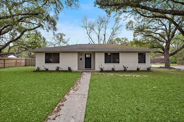 1606 E Fayle Street, Baytown, TX 77520