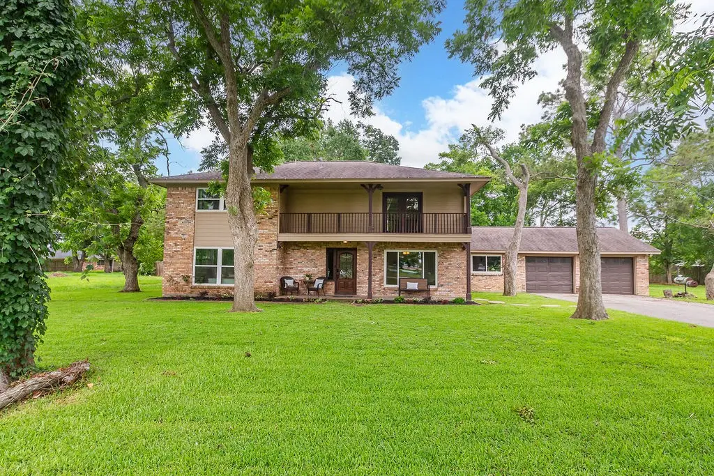 1055 S Anderson Street, Angleton, TX 77515 - #1