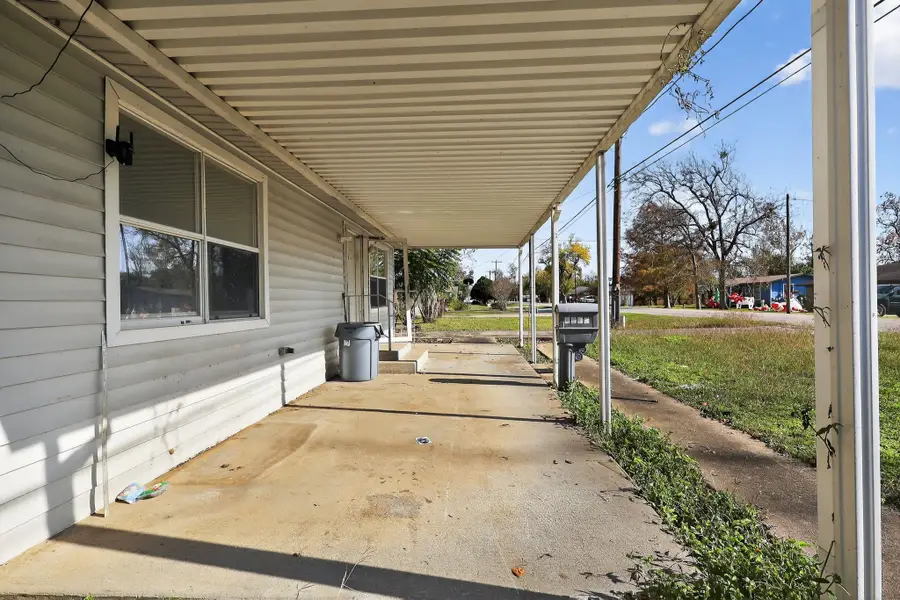 1164 E Kyle Road, Clute, TX 77531 - Image #2