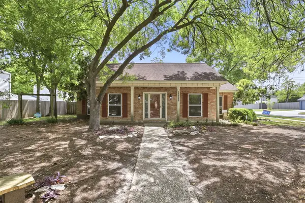 15725 Lakeview Drive, Jersey Village, TX 77040