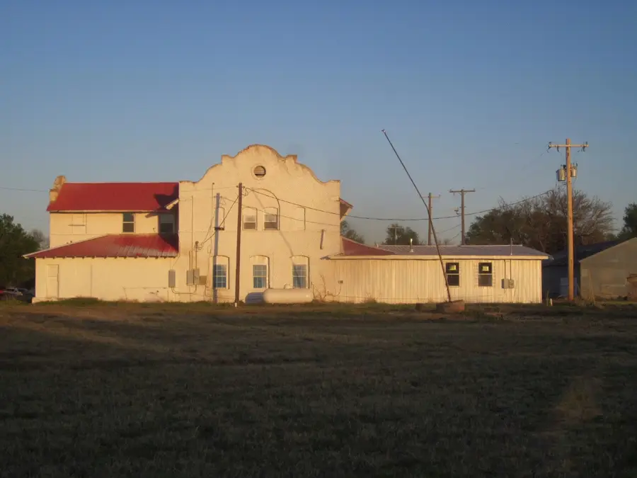 207 10th Street Nw, Childress, TX 79201 - #2