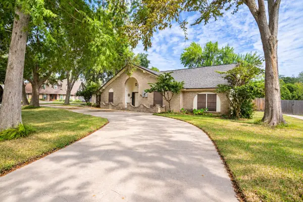 56 Flag Court, Lake Jackson, TX 77566