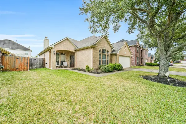 2612 Sun Flare Lane, Pearland, TX 77584