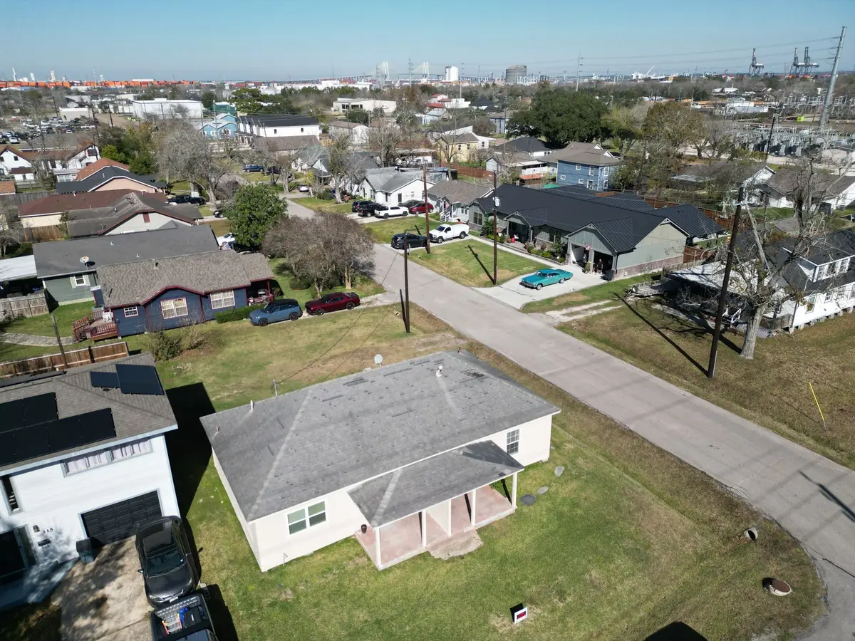 319 E B Street Street, La Porte, TX 77571 - Image #1