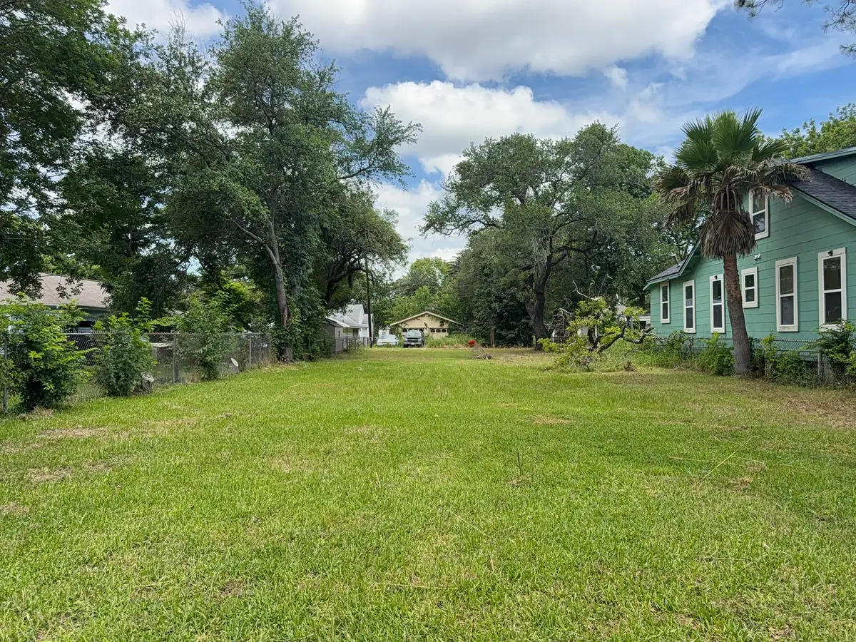 22 5th Avenue N, Texas City, TX 77590 - #1