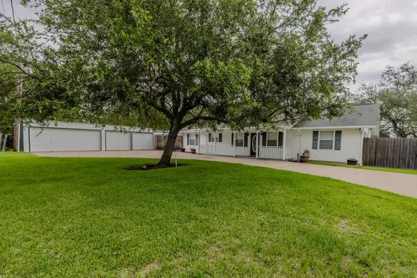 483 Riverside Drive, Palacios, TX 77465