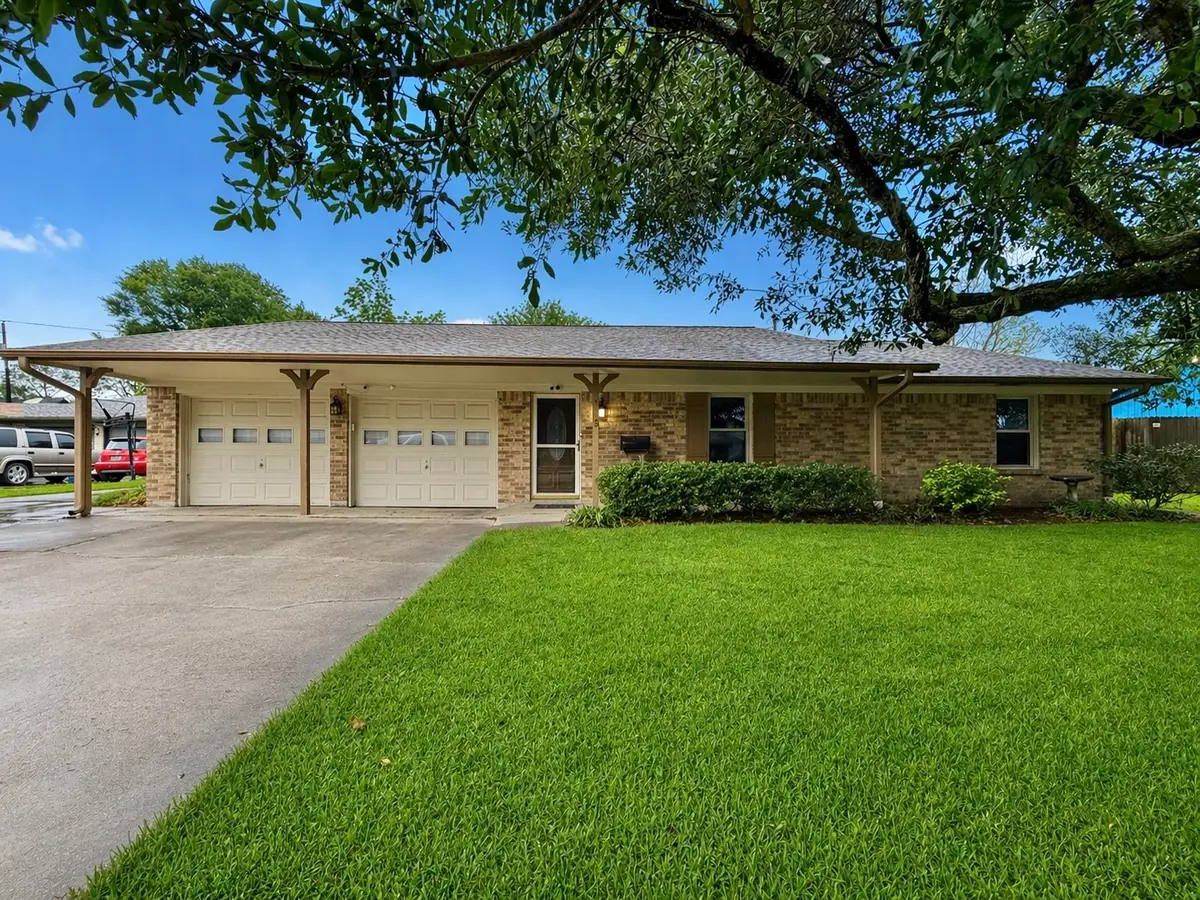 913 Cannan Drive, Angleton, TX 77515 - #1