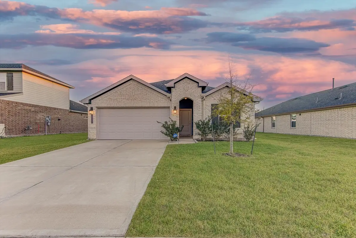 10002 Palm Royal Drive, Baytown, TX 77521 - Image #1