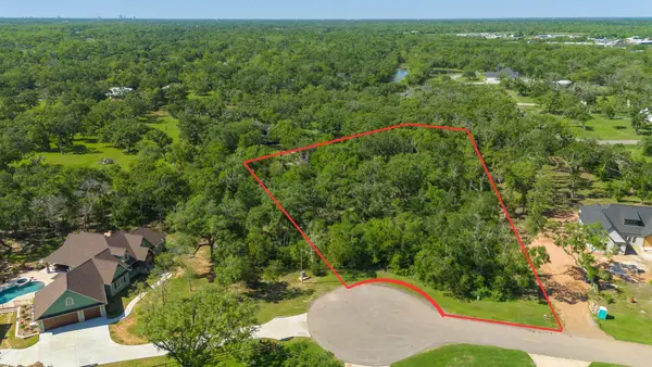 104 Legend Lane, Angleton, TX 77515