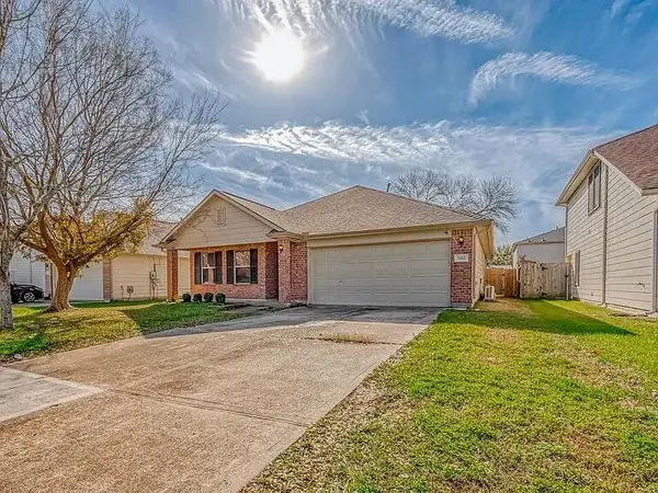 5322 Cinnamon Lake Drive, Baytown, TX 77521