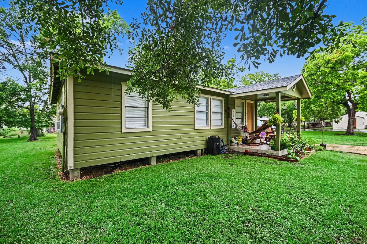 536 Montgomery Street, Clute, TX 77531 - #1