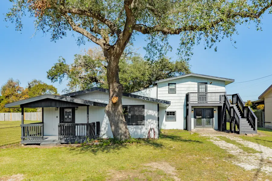 640 Whitten Street, Clute, TX 77531 - Image #2