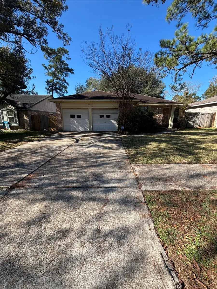 229 Oxford Drive, Conroe, TX 77303 - Image #2