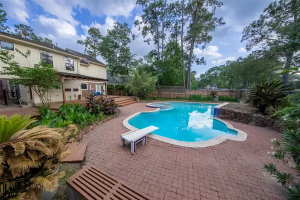 10 Featherfall Place, The Woodlands, TX 77381