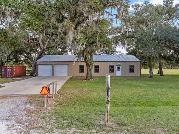 101 Oak Creek Drive, Van Vleck, TX 77482