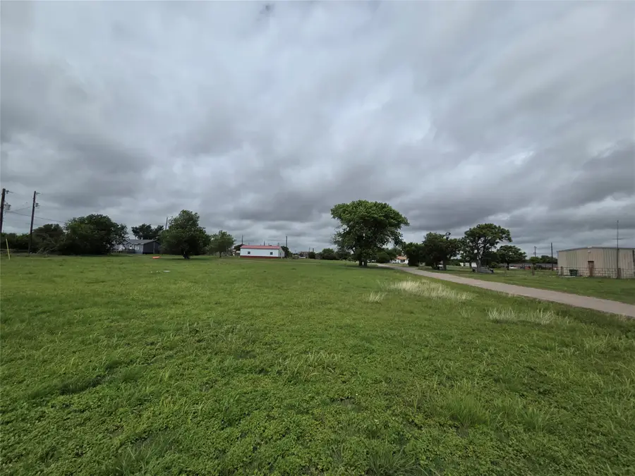 908 E Garrison Avenue, Electra, TX 76360 - #2