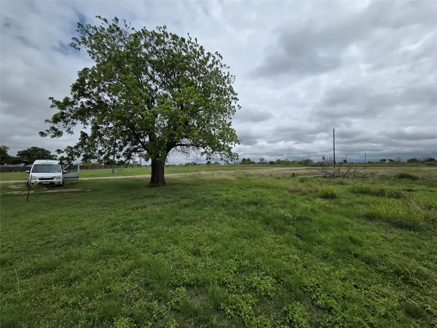 908 E Garrison Avenue, Electra, TX 76360 - #3