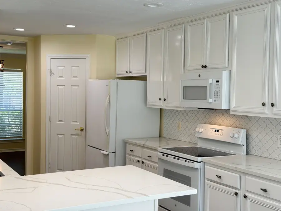 27 Queenscliff Circle, The Woodlands, TX 77382 - Image #2