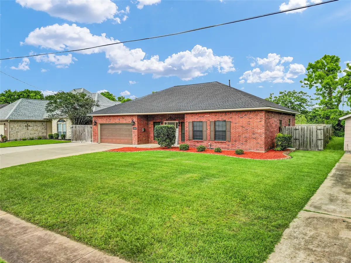 420 Forest Oaks Lane, Lake Jackson, TX 77566 - #1