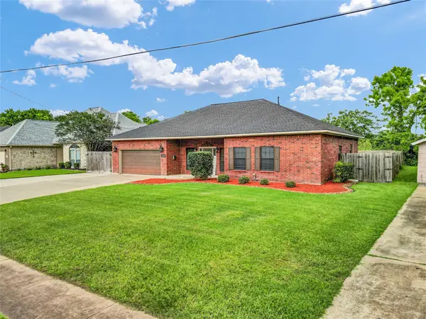 420 Forest Oaks Lane, Lake Jackson, TX 77566