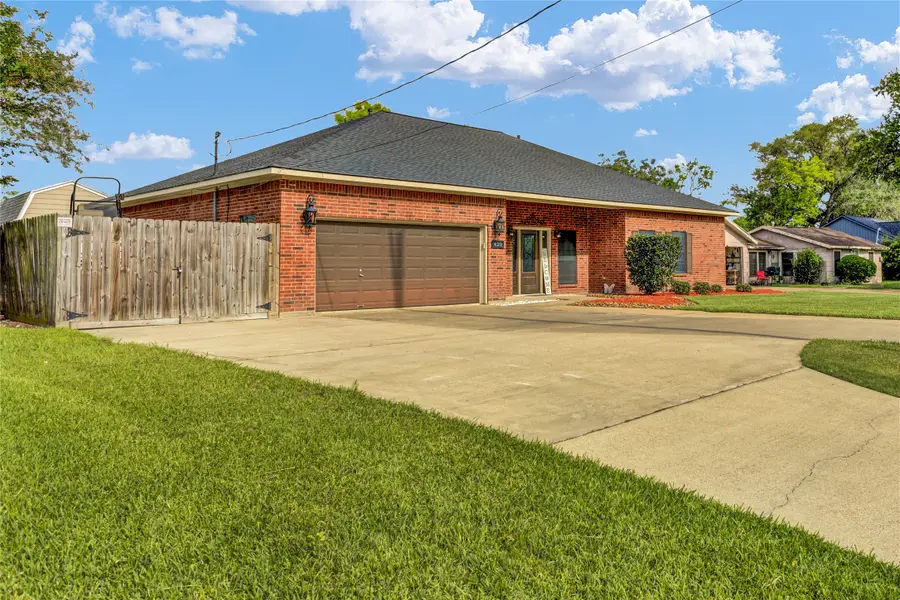 420 Forest Oaks Lane, Lake Jackson, TX 77566 - #3