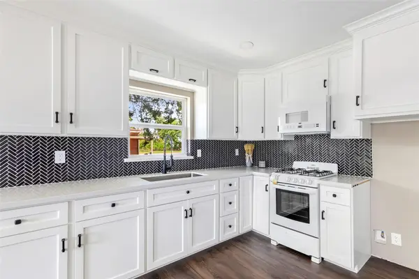 301 S Magnolia Street, Highlands, TX 77562