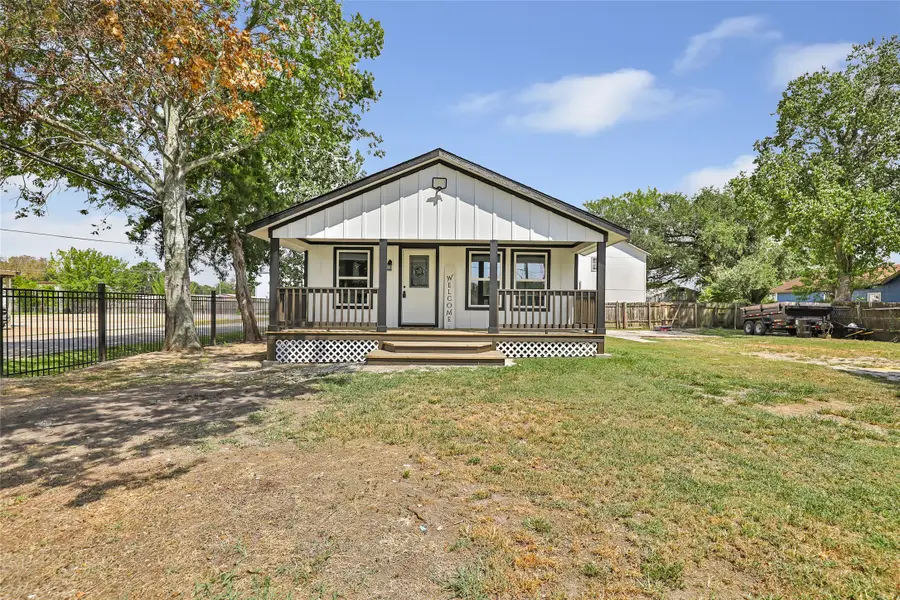 301 S Magnolia Street, Highlands, TX 77562 - #2