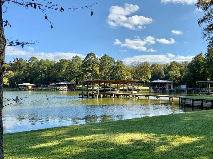 416 Island Dr, Livingston, TX 77351 - Image #3