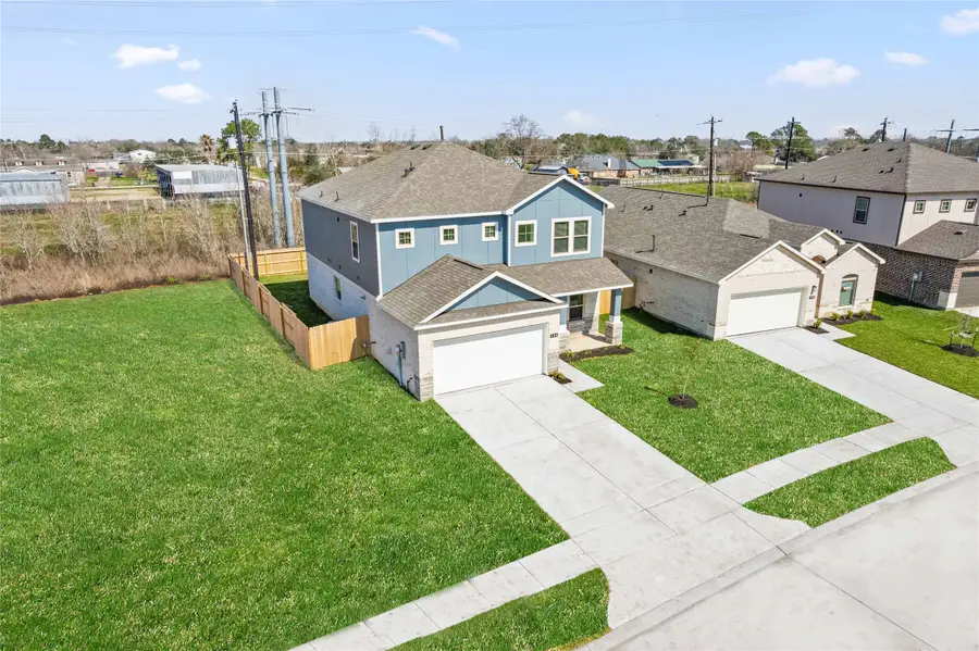 404 Kendall Crest Drive, Alvin, TX 77511 - Image #2