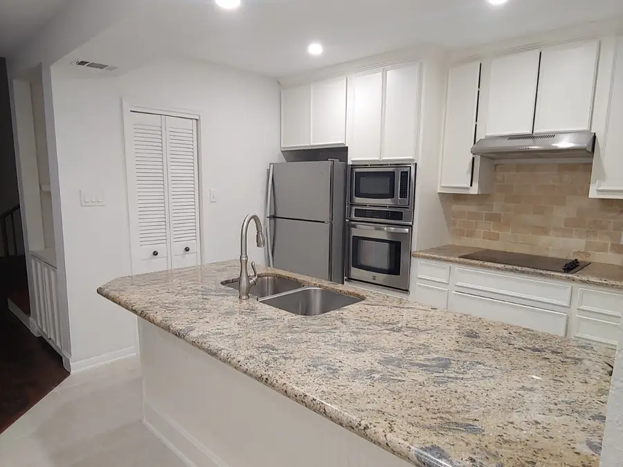 902 Memorial Village Drive, Houston, TX 77024 - Image #2