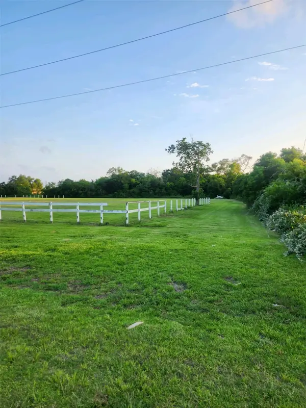 405 Strawberry Street, League City, TX 77573