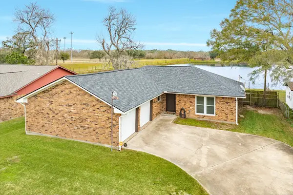 239 Lakewood Drive, Clute, TX 77531