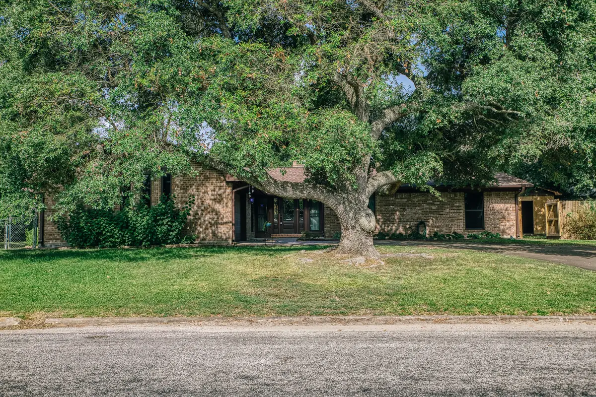 104 Machemehl Drive, Bellville, TX 77418 - #1