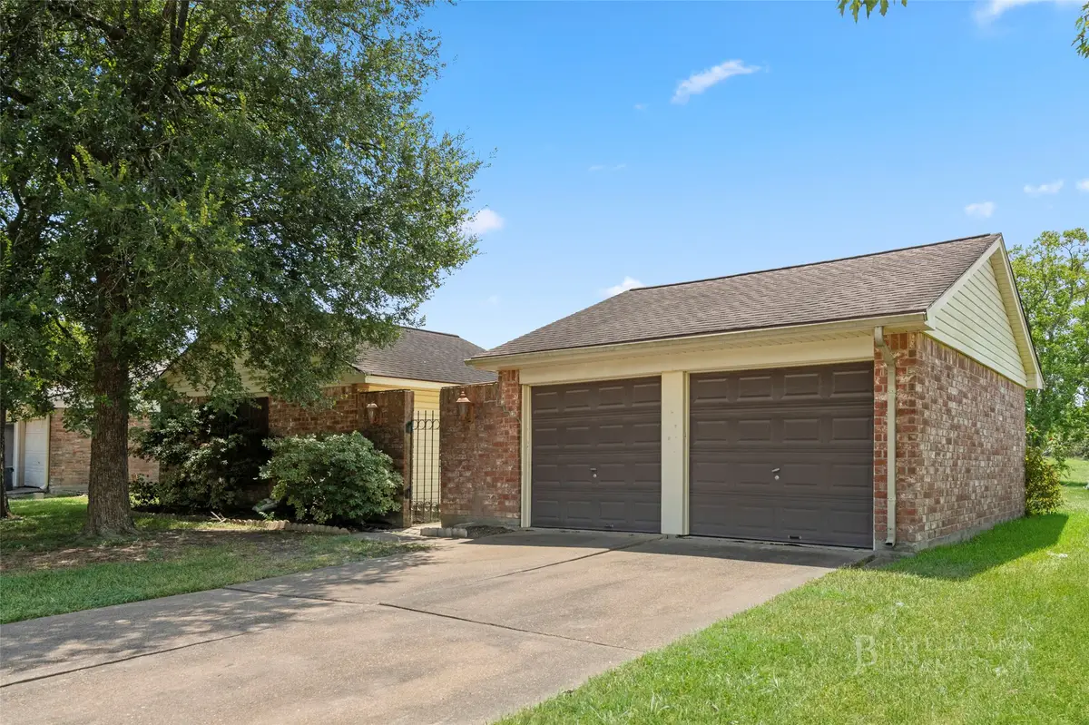 422 W Castle Harbour Dr, Friendswood, TX 77546 - #1