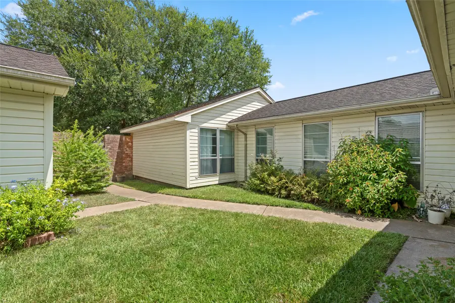 422 W Castle Harbour Dr, Friendswood, TX 77546 - #2