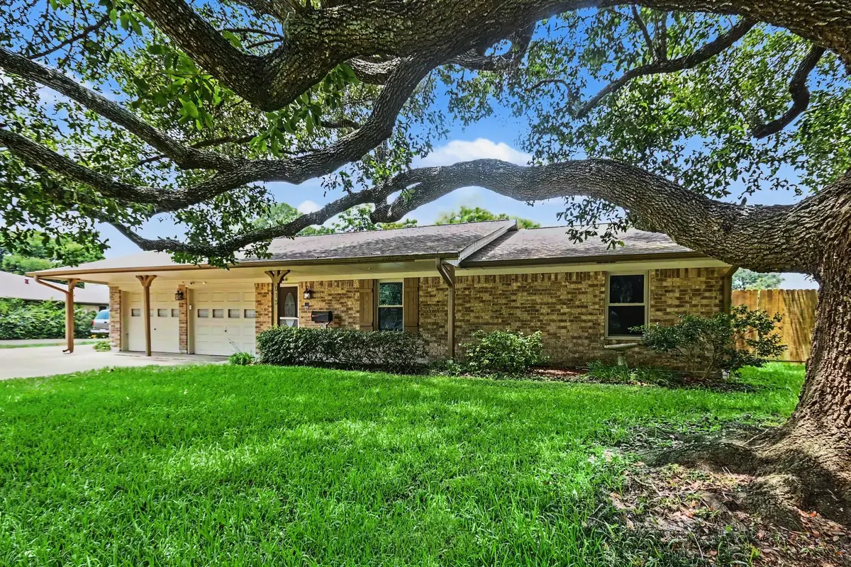 913 Cannan Drive, Angleton, TX 77515 - #1
