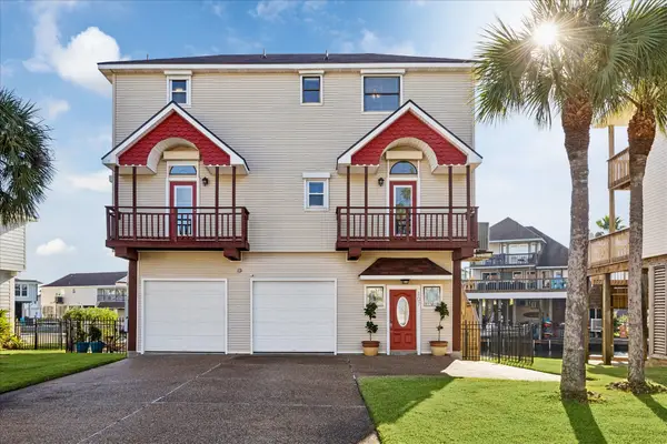 107 Bamaku Bend, Tiki Island, TX 77554