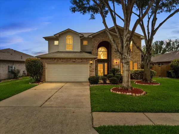 10004 Dawn Brook Drive, Pearland, TX 77584