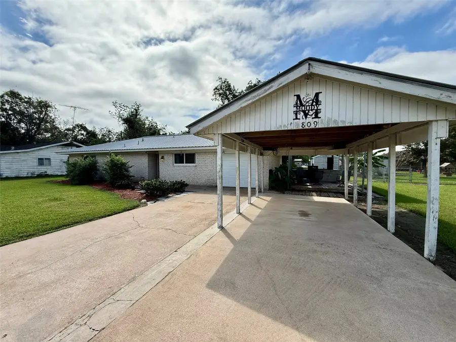 809 E Hamilton Street, West Columbia, TX 77486 - #2