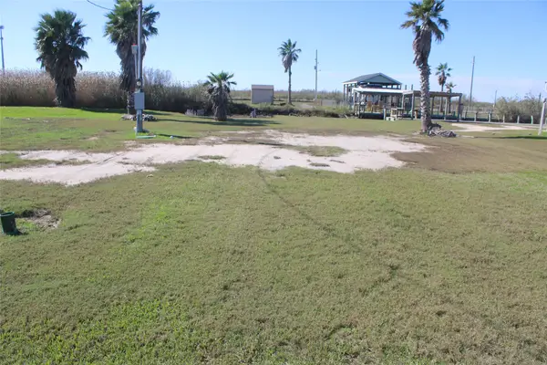 1061 Van Sant, Gilchrist, TX 77617