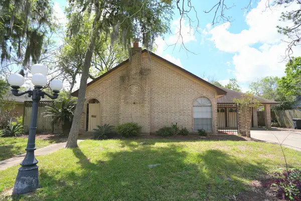 209 Dogwood Street, Lake Jackson, TX 77566