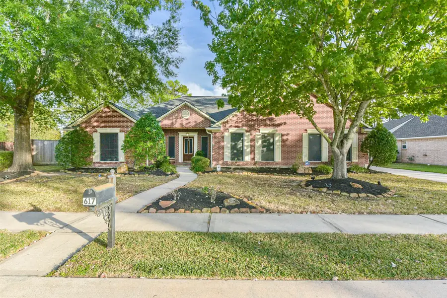 617 Woodview Drive, Friendswood, TX 77546 - Image #2