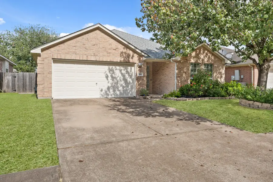 699 Rachel Street, Alvin, TX 77511 - Image #2