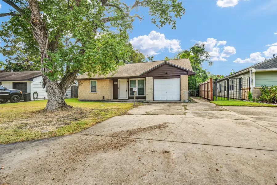 113 S Yaupon Street, Lake Jackson, TX 77566 - #3