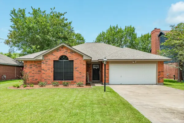112 Papaya Street, Lake Jackson, TX 77566