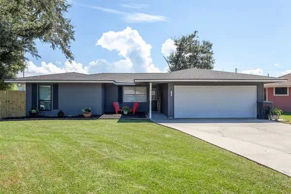 5308 W Groves Circle, Groves, TX 77619