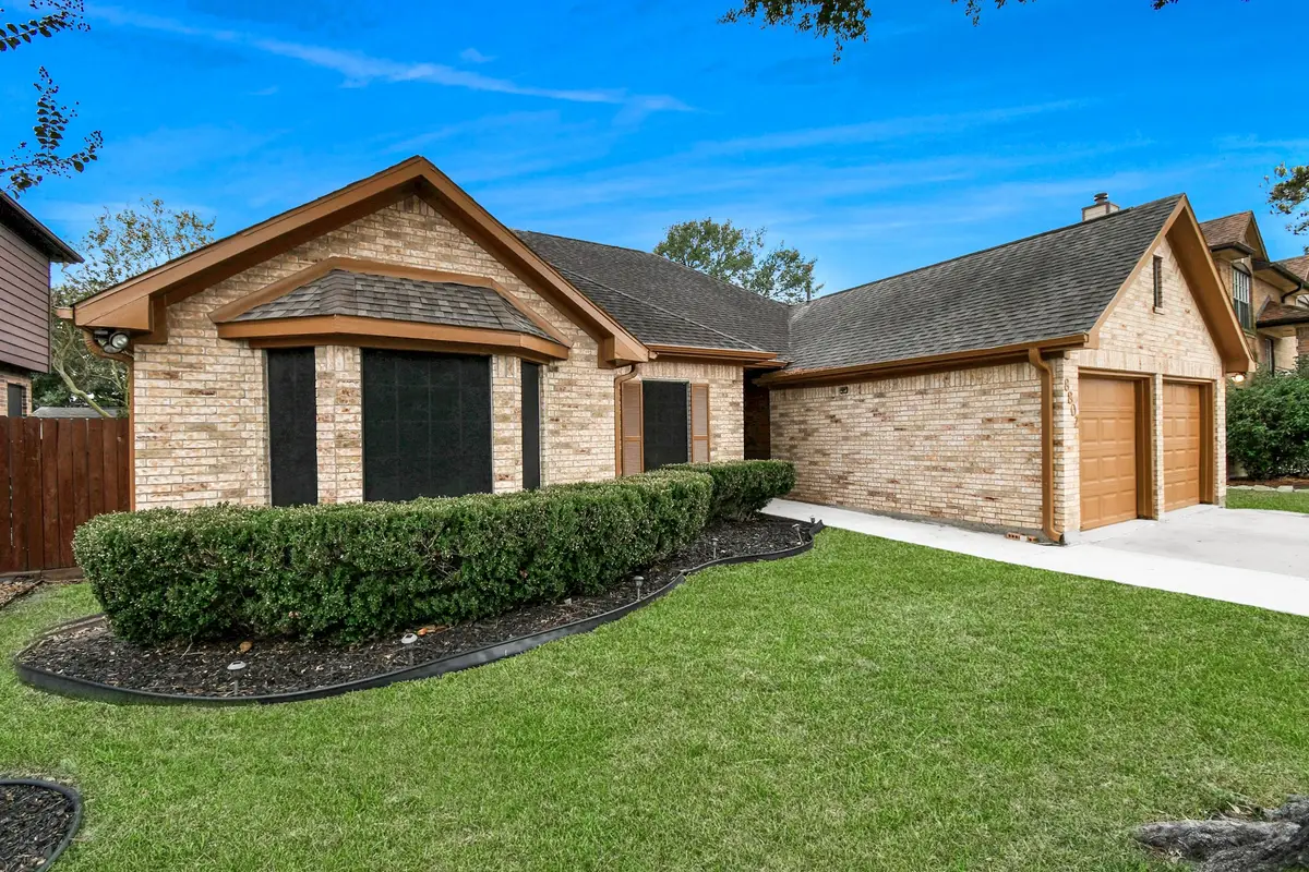 8802 Kensington Court, La Porte, TX 77571 - Image #1