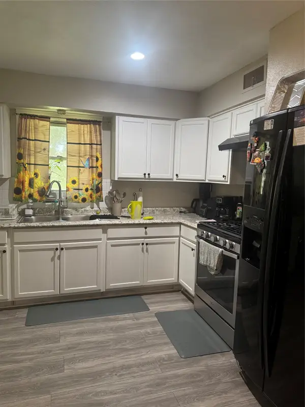 7947 Glenscott Street, Houston, TX 77061