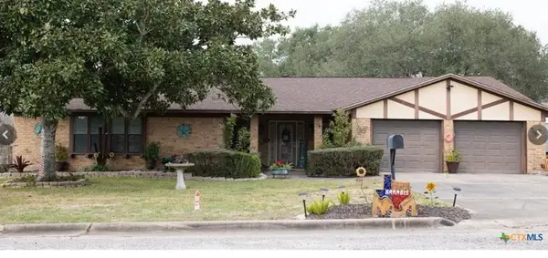 904 Carroll Dr, Yoakum, TX 77995